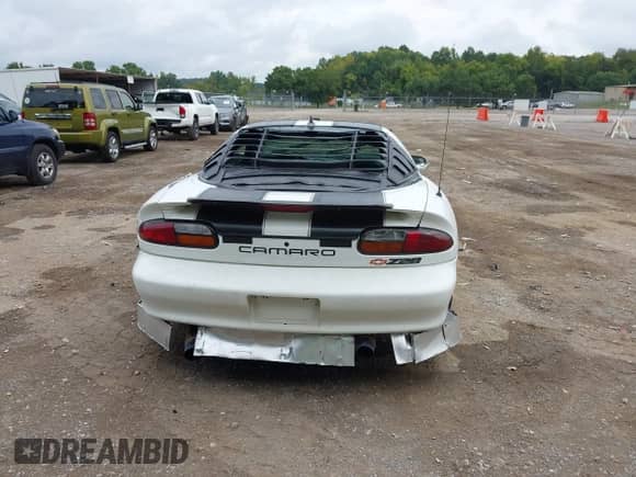 1997 Chevrolet Camaro Z28 z VIN 2G1FP22P1V2106094, wystawiony jako IAAI lot #43145210 z przebiegiem 137 144 mil mil oraz . Historia ofert i sprzedaży dostępna na DreamBid. Obrazek 16.