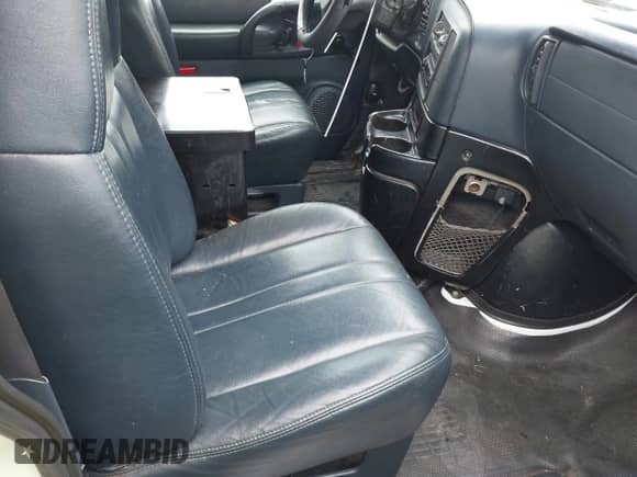 2002 Chevrolet Astro Cargo z VIN 1GCDM19X52B133954, wystawiony jako IAAI lot #42207190 z przebiegiem 413 567 mil mil oraz . Historia ofert i sprzedaży dostępna na DreamBid. Obrazek 5.