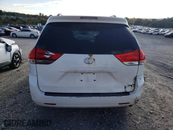 2013 Toyota Sienna LE AAS z VIN 5TDKK3DC4DS343728, wystawiony jako Copart lot #82441635 z przebiegiem 410 648 mil mil oraz Czysty tytuł • Clean title. Historia ofert i sprzedaży dostępna na DreamBid. Obrazek 6.