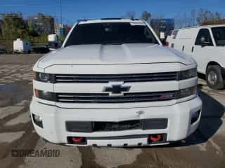 2016 Chevrolet Silverado 2500HD LTZ z VIN 1GC1KWEG6GF224968, wystawiony jako Copart lot #71834745 z przebiegiem 126 278 mil mil oraz Szkoda całkowita • Salvage title. Historia ofert i sprzedaży dostępna na DreamBid. Obrazek 5.
