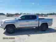 2022 Toyota Tacoma SR z VIN 3TYCZ5AN3NT091901, wystawiony jako IAAI lot #43203869 z przebiegiem 29 572 mil mil oraz . Historia ofert i sprzedaży dostępna na DreamBid. Obrazek 15.
