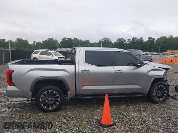 2024 Toyota Tundra Limited z VIN 5TFJA5DB2RX216804, wystawiony jako IAAI lot #42913960 z przebiegiem 13 394 mil mil oraz . Historia ofert i sprzedaży dostępna na DreamBid. Obrazek 13.