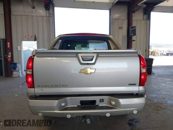 2011 Chevrolet Avalanche LT z VIN 3GNTKFE38BG152689, wystawiony jako IAAI lot #42039877 z przebiegiem 138 430 mil mil oraz . Historia ofert i sprzedaży dostępna na DreamBid. Obrazek 16.