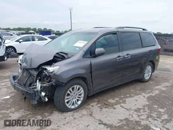 2017 Toyota Sienna XLE Auto Access Seat z VIN 5TDYZ3DC9HS796108, wystawiony jako IAAI lot #43032783 z przebiegiem 147 959 mil mil oraz . Historia ofert i sprzedaży dostępna na DreamBid. Obrazek 17.