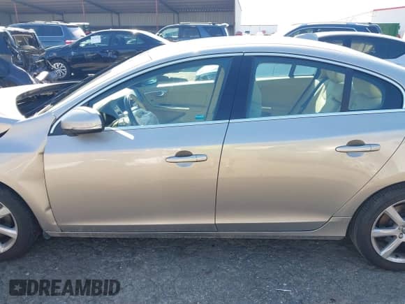 2016 Volvo S60 T5 Drive-E Premier z VIN YV126MFK3G2392066, wystawiony jako IAAI lot #42210232 z przebiegiem 80 097 mil mil oraz . Historia ofert i sprzedaży dostępna na DreamBid. Obrazek 14.