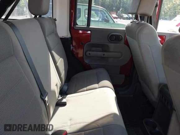 2007 Jeep Wrangler Unlimited Sahara z VIN 1J8GA59187L211825, wystawiony jako IAAI lot #42313099 z przebiegiem 107 554 mil mil oraz . Historia ofert i sprzedaży dostępna na DreamBid. Obrazek 8.