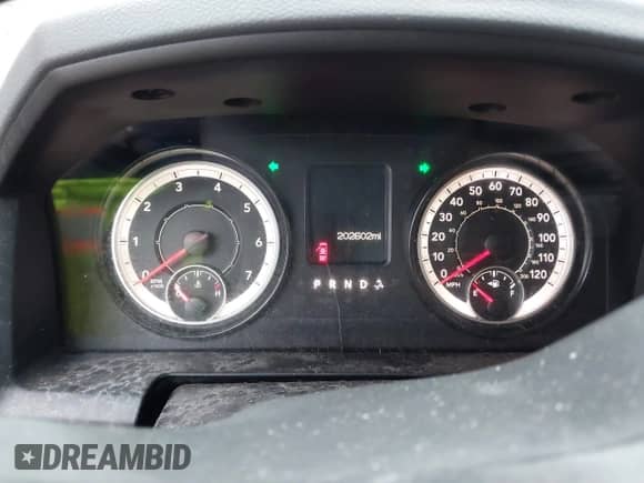 2018 Ram 1500 Tradesman z VIN 1C6RR6FG7JS325181, wystawiony jako IAAI lot #41344653 z przebiegiem 202 602 mil mil oraz . Historia ofert i sprzedaży dostępna na DreamBid. Obrazek 7.