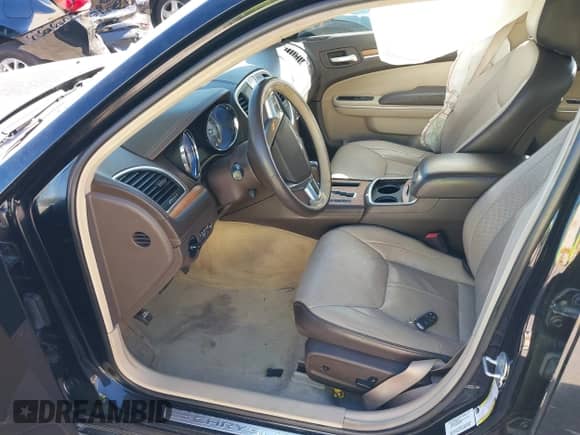 2012 Chrysler 300 C Luxury Series z VIN 2C3CCAPT4CH289639, wystawiony jako IAAI lot #40634352 z przebiegiem 118 958 mil mil oraz . Historia ofert i sprzedaży dostępna na DreamBid. Obrazek 5.