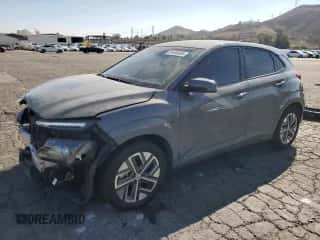 2023 Hyundai Kona SE z VIN KM8K23AG9PU183784, wystawiony jako Copart lot #84959005 z przebiegiem 72 444 mil mil oraz Szkoda całkowita • Salvage title. Historia ofert i sprzedaży dostępna na DreamBid. Obrazek 1.