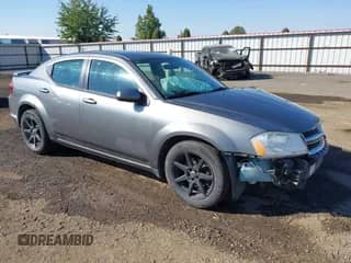 2013 Dodge Avenger SXT z VIN 1C3CDZCB7DN759065, wystawiony jako IAAI lot #43305047 z przebiegiem 153 562 mil mil oraz . Historia ofert i sprzedaży dostępna na DreamBid. Obrazek 1.