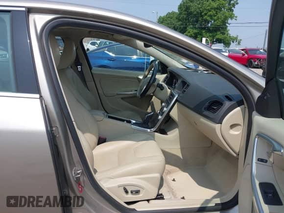 2016 Volvo S60 T5 Premier z VIN YV1612TK4G1394049, wystawiony jako IAAI lot #42491627 z przebiegiem 80 954 mil mil oraz . Historia ofert i sprzedaży dostępna na DreamBid. Obrazek 5.