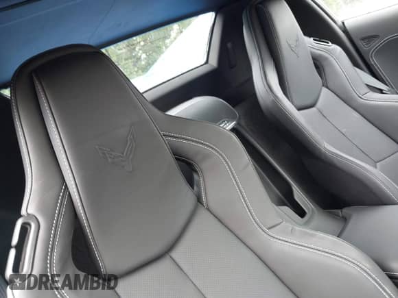 2025 Chevrolet Corvette 1LT z VIN 1G1YA3D48S5108024, wystawiony jako IAAI lot #42469678 z przebiegiem 2 859 mil mil oraz . Historia ofert i sprzedaży dostępna na DreamBid. Obrazek 8.