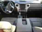 2021 Toyota Tundra Limited z VIN 5TFSY5F17MX295559, wystawiony jako Copart lot #75129274 z przebiegiem 66 879 mil mil oraz Szkoda całkowita • Salvage title. Historia ofert i sprzedaży dostępna na DreamBid. Obrazek 8.