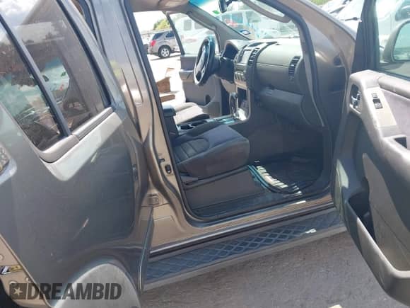 2006 Nissan Pathfinder SE z VIN 5N1AR18U66C605232, wystawiony jako IAAI lot #43336363 z przebiegiem 181 663 mil mil oraz . Historia ofert i sprzedaży dostępna na DreamBid. Obrazek 5.