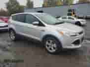 2014 Ford Escape SE z VIN 1FMCU0GX6EUA91338, wystawiony jako Copart lot #82771295 z przebiegiem 153 614 mil mil oraz Czysty tytuł • Clean title. Historia ofert i sprzedaży dostępna na DreamBid. Obrazek 4.