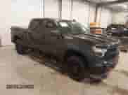 2024 Chevrolet Silverado 1500 LT Trail Boss z VIN 3GCUDFED5RG123564, wystawiony jako IAAI lot #42193775 z przebiegiem 26 302 mil mil oraz . Historia ofert i sprzedaży dostępna na DreamBid. Obrazek 1.