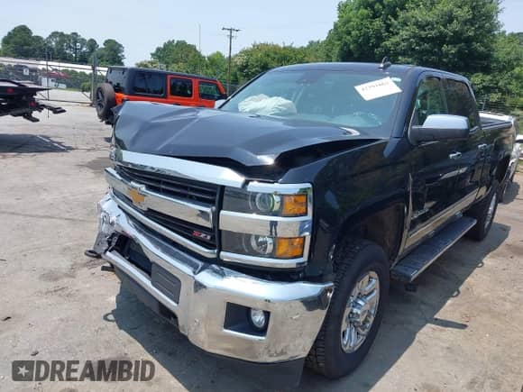 2017 Chevrolet Silverado 2500HD LTZ z VIN 1GC1KWEG4HF151987, wystawiony jako IAAI lot #42391862 z przebiegiem 241 371 mil mil oraz . Historia ofert i sprzedaży dostępna na DreamBid. Obrazek 2.