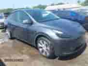 2023 Tesla Model Y z VIN 7SAYGDED7PF947357, wystawiony jako IAAI lot #42765948 z przebiegiem 16 858 mil mil oraz . Historia ofert i sprzedaży dostępna na DreamBid. Obrazek 1.