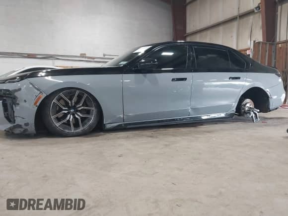 2024 BMW 7 Series 740i z VIN WBA23EH03RCP56318, wystawiony jako IAAI lot #42491064 z przebiegiem 30 364 mil mil oraz . Historia ofert i sprzedaży dostępna na DreamBid. Obrazek 6.