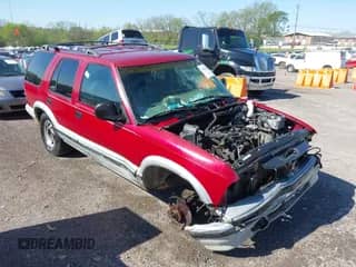 1996 Chevrolet Blazer z VIN 1GNDT13W1T2164422, wystawiony jako IAAI lot #42047886 z przebiegiem 301 843 mil mil oraz . Historia ofert i sprzedaży dostępna na DreamBid. Obrazek 1.