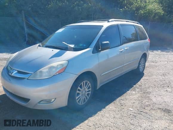 2008 Toyota Sienna XLE z VIN 5TDBK22C98S009066, wystawiony jako IAAI lot #43497646 z przebiegiem Nie podano mil oraz . Historia ofert i sprzedaży dostępna na DreamBid. Obrazek 2.
