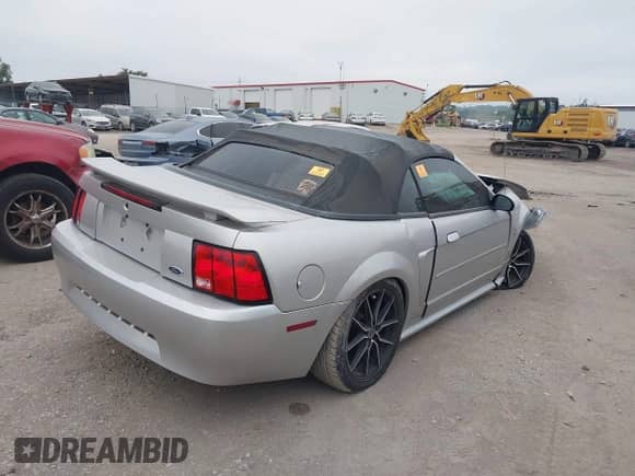 2003 Ford Mustang Deluxe z VIN 1FAFP44403F377882, wystawiony jako IAAI lot #43115789 z przebiegiem 77 266 mil mil oraz . Historia ofert i sprzedaży dostępna na DreamBid. Obrazek 4.