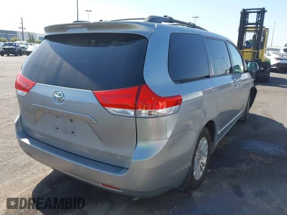 2013 Toyota Sienna XLE AAS with VIN 5TDYK3DC5DS373766, listed as a IAAI auction lot 43388961 with Not provided miles and . Bid and sale history available at DreamBid. Image 4.