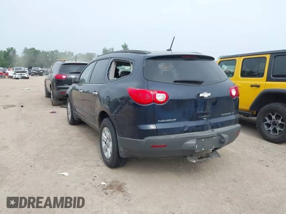 2010 Chevrolet Traverse LS z VIN 1GNLVEED1AS104551, wystawiony jako IAAI lot #42656402 z przebiegiem 196 118 mil mil oraz . Historia ofert i sprzedaży dostępna na DreamBid. Obrazek 3.