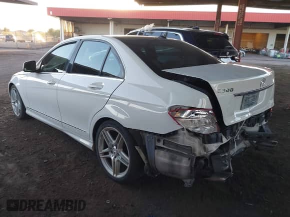 2009 Mercedes-Benz C 300 Sport z VIN WDDGF54X49F245367, wystawiony jako IAAI lot #43462372 z przebiegiem 117 239 mil mil oraz . Historia ofert i sprzedaży dostępna na DreamBid. Obrazek 3.