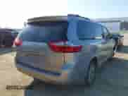 2015 Toyota Sienna LE z VIN 5TDKK3DC9FS557911, wystawiony jako IAAI lot #43302001 z przebiegiem 144 051 mil mil oraz . Historia ofert i sprzedaży dostępna na DreamBid. Obrazek 4.