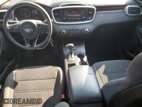 2017 Kia Sorento LX z VIN 5XYPG4A30HG190558, wystawiony jako Copart lot #70914445 z przebiegiem 131 177 mil mil oraz Czysty tytuł • Clean title. Historia ofert i sprzedaży dostępna na DreamBid. Obrazek 8.