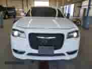 2018 Chrysler 300 S z VIN 2C3CCABG3JH261726, wystawiony jako Copart lot #81764335 z przebiegiem 88 007 mil mil oraz Szkoda całkowita • Salvage title. Historia ofert i sprzedaży dostępna na DreamBid. Obrazek 5.