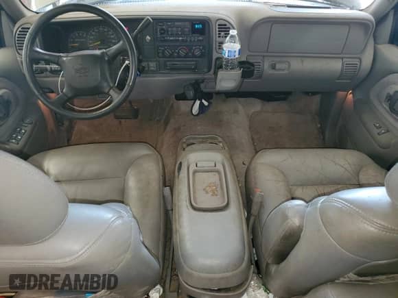 1999 Chevrolet Suburban с VIN 3GNFK16R2XG169451, выставлен на аукционе Copart как лот 57428215 с пробегом 280 660 миль миль и Списание • Salvage title. История ставок и продаж доступна на DreamBid. Изображение 8.