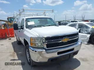 2014 Chevrolet Silverado 2500HD Work Truck z VIN 1GB0CVCG6EF132038, wystawiony jako IAAI lot #42552725 z przebiegiem 251 569 mil mil oraz . Historia ofert i sprzedaży dostępna na DreamBid. Obrazek 1.