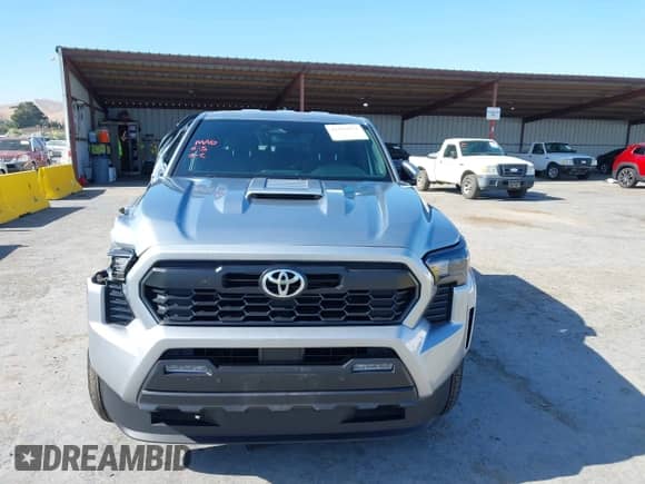 2024 Toyota Tacoma SR5 z VIN 3TMLB5JN5RM039515, wystawiony jako IAAI lot #42416031 z przebiegiem 10 900 mil mil oraz . Historia ofert i sprzedaży dostępna na DreamBid. Obrazek 12.