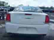 2016 Chrysler 300 S Alloy Edition z VIN 2C3CCABG5GH269464, wystawiony jako IAAI lot #42733499 z przebiegiem 137 056 mil mil oraz . Historia ofert i sprzedaży dostępna na DreamBid. Obrazek 16.