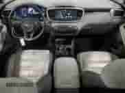 2016 Kia Sorento SXL z VIN 5XYPKDA52GG113608, wystawiony jako Copart lot #85586045 z przebiegiem 263 068 mil mil oraz Czysty tytuł • Clean title. Historia ofert i sprzedaży dostępna na DreamBid. Obrazek 8.