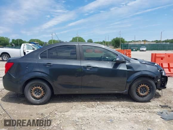 2016 Chevrolet Sonic LS z VIN 1G1JA5SH1G4132679, wystawiony jako IAAI lot #42321088 z przebiegiem 140 837 mil mil oraz . Historia ofert i sprzedaży dostępna na DreamBid. Obrazek 13.