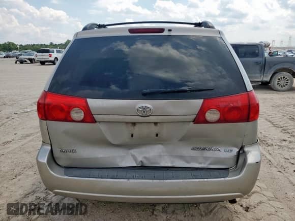 2008 Toyota Sienna LE z VIN 5TDZK23C48S183009, wystawiony jako Copart lot #70295935 z przebiegiem 184 241 mil mil oraz Szkoda całkowita • Salvage title. Historia ofert i sprzedaży dostępna na DreamBid. Obrazek 6.