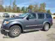 2012 Nissan Pathfinder SV z VIN 5N1AR1NB8CC619549, wystawiony jako Copart lot #85133025 z przebiegiem 128 019 mil mil oraz Szkoda całkowita • Salvage title. Historia ofert i sprzedaży dostępna na DreamBid. Obrazek 1.
