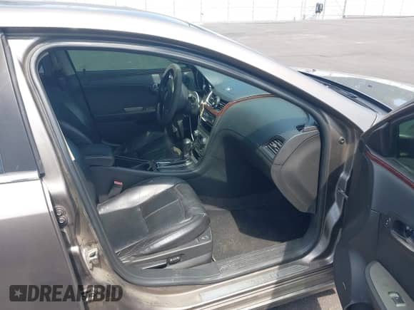 2012 Chevrolet Malibu LTZ z VIN 1G1ZG5E77CF164975, wystawiony jako IAAI lot #42513864 z przebiegiem 195 299 mil mil oraz . Historia ofert i sprzedaży dostępna na DreamBid. Obrazek 5.