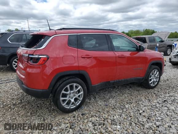 2023 Jeep Compass Latitude Lux z VIN 3C4NJDFN9PT541543, wystawiony jako Copart lot #57970435 z przebiegiem 28 301 mil mil oraz Szkoda całkowita • Salvage title. Historia ofert i sprzedaży dostępna na DreamBid. Obrazek 3.