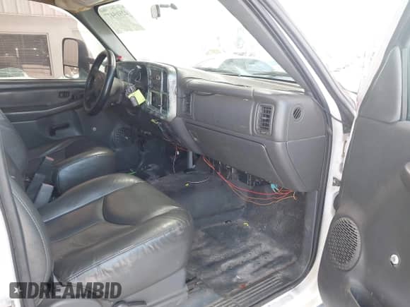 2006 Chevrolet Silverado 2500HD Work Truck z VIN 1GBHC24UX6E231121, wystawiony jako IAAI lot #42819477 z przebiegiem 212 193 mil mil oraz . Historia ofert i sprzedaży dostępna na DreamBid. Obrazek 5.