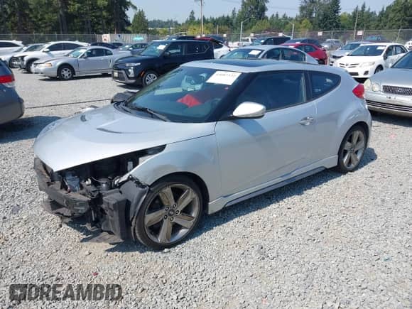 2013 Hyundai Veloster Turbo с VIN KMHTC6AE6DU083543, выставлен на аукционе IAAI как лот 43087332 с пробегом 158 716 миль миль и . История ставок и продаж доступна на DreamBid. Изображение 2.