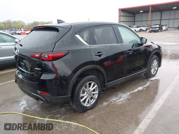 2023 Mazda CX-5 S Carbon Edition z VIN JM3KFBCM3P0126856, wystawiony jako IAAI lot #42020069 z przebiegiem 9 728 mil mil oraz . Historia ofert i sprzedaży dostępna na DreamBid. Obrazek 4.