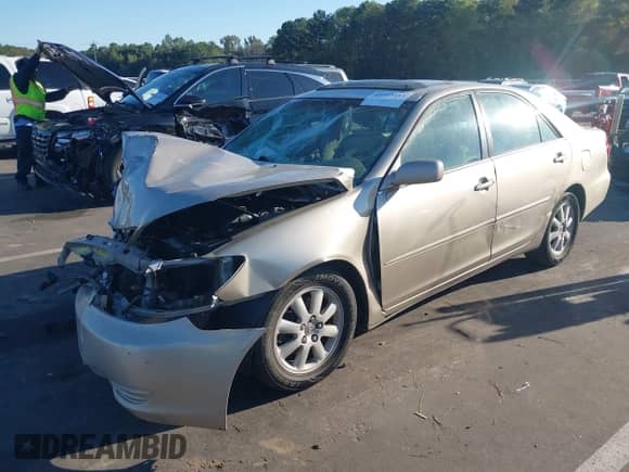 2002 Toyota Camry LE z VIN 4T1BF30K12U540118, wystawiony jako IAAI lot #43395483 z przebiegiem Nie podano mil oraz . Historia ofert i sprzedaży dostępna na DreamBid. Obrazek 18.