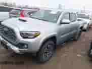 2022 Toyota Tacoma TRD Off Road z VIN 3TMCZ5AN7NM509680, wystawiony jako IAAI lot #40969066 z przebiegiem 33 331 mil mil oraz . Historia ofert i sprzedaży dostępna na DreamBid. Obrazek 2.