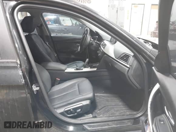 2013 BMW 3 Series 320i z VIN WBA3B1C53DK129149, wystawiony jako IAAI lot #42415125 z przebiegiem 129 114 mil mil oraz . Historia ofert i sprzedaży dostępna na DreamBid. Obrazek 5.