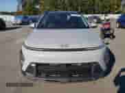 2024 Hyundai Kona Limited z VIN KM8HE3A37RU083166, wystawiony jako Copart lot #76567914 z przebiegiem 10 775 mil mil oraz Szkoda całkowita • Salvage title. Historia ofert i sprzedaży dostępna na DreamBid. Obrazek 5.