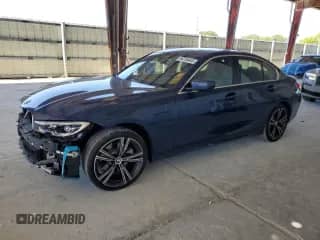 2021 BMW 3 Series 330e xDrive z VIN 3MW5P9J04M8B87501, wystawiony jako Copart lot #56735445 z przebiegiem 25 818 mil mil oraz Szkoda całkowita • Salvage title. Historia ofert i sprzedaży dostępna na DreamBid. Obrazek 1.